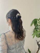 ヘアーアンドメイクアップモパ ハーフアップアレンジ