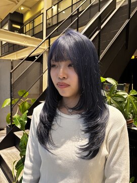 レイヤーカット×ネイビーブルー