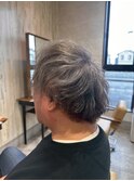 大人の余裕を感じさせるニュアンスパーマ×シルバーアッシュ