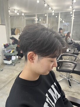 カレント 蕨(THE CURRENT) フェザーパーマでつくる軽やかメンズショートスタイル