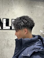 オルズ 渋谷(ALLZ)&nbsp;センターパートツイストスパイラルパーマ黒髪刈り上げツイスト