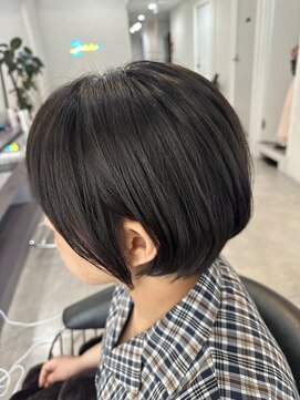ニィ(2iee.) ストレートパーマ+ショートボブ