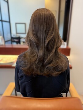 マーリャヘアー(mallia hair) やわらかい質感のウェーブ×艶カラー