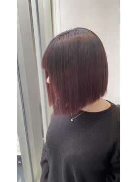 エラ(Ella) チェリーレッド×髪質改善ボブで柔らかツヤ感