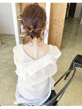 ニド(2do) 結婚式お呼ばれルーズシニオンアレンジ