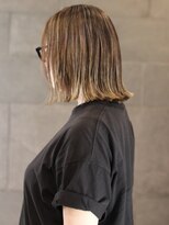 ディスコネクト(DISCO-N-NECT)&nbsp;ハイライト　白髪ぼかしハイライト　切りっぱなしボブ　30代40代