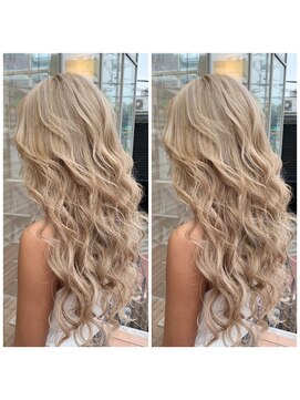 ローレン(Rollen) ブロンドカラー×シールエクステ