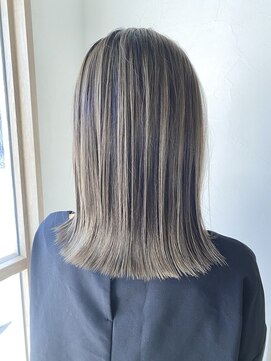 イース シー(ece.sie) 切りっぱなしボブ×ハイライト