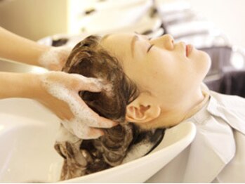 ハート 東戸塚店(HEART)の写真/心地良いヘッドスパで心身共にリラックス♪普段のケアでは落としきれない頭皮の汚れもスッキリ!