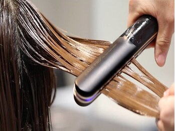 カムズヘア 南郷店(COMES hair)の写真/超音波アイロンでトリートメントを髪の芯まで浸透させ、毛先まで潤いたっぷりの艶髪を叶えます♪