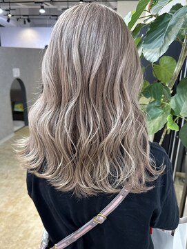 メリー オオサカ(Merly Osaka) 艶感＋透け感たっぷりのホワイトカラー_milky white ash_