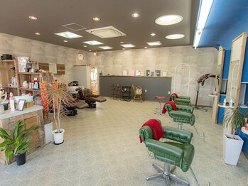 イット(it)の写真/【駐車場有】男性のためのカラーとパーマ特化サロン！ブルーの外観が目印の「こだわり」男目線の空間