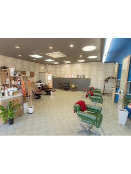 【駐車場有】男性のためのカラーとパーマ特化サロン！ブルーの外観が目印の「こだわり」男目線の空間