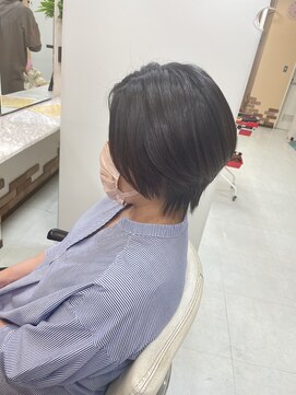 モナミ美容室 前下がりショートボブ