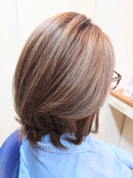 あだち美容室 宮の森店の写真/「脱！白髪染」明るめな色味もきれいに染まる。白髪ぼかしでツヤと柔らかさのある理想の髪色に◎