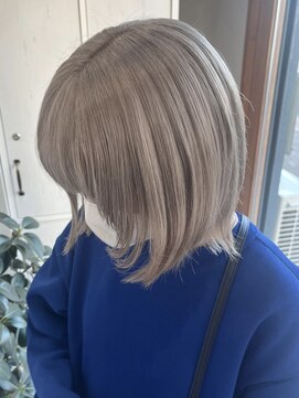 イルウィ(irwi) 【miku/ブリーチ】ミルクティー/グレーベージュ/小顔レイヤー