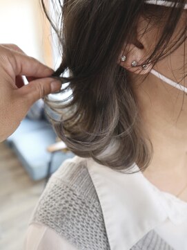 アルル ヘアー(ALULU HAIR) 抜群の透明感とスケ感『インナーカラーシルバー』