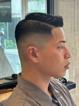 ビンゴ(BINGO) 1643黒髪刈り上げツーブロックフェードカットバーバースタイル