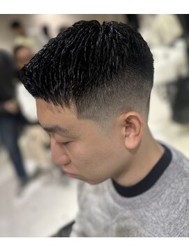 フランクスバーバーザスタンド(Frank’s barber the stand) スパイキーショートブルーブラックフェザーパーマサーフカール