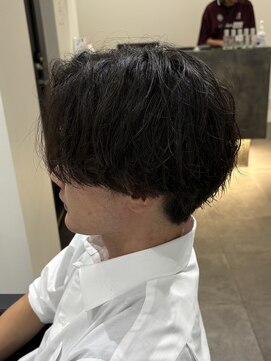 ヒュイル バイ ニアウ(Hwyl by Niau) メンズカットパーマツイストスパイラルパーマセンターパート