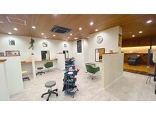 シンプルな店内で性別年齢問わず通って頂きやすくしております☆