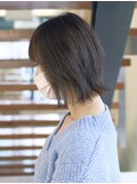 ぱつっとボブに柔らかなオリーブカラー