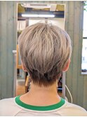 大人ショートで、ふんわり立体感