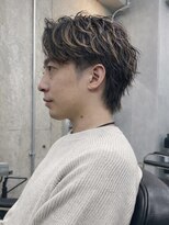 オルカ(ORCA)&nbsp;メンズ/白髪ぼかし/刈り上げセンターパート/ハイライト/新宿