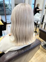 ルッツ(Lutz. hair design)&nbsp;ホワイトベージュ【千代田彩夏】