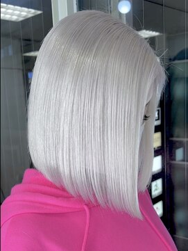 ロウル 渋谷(LOWRL) 純白ホワイトヘア/ブリーチ