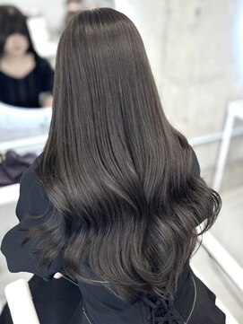 アイヴィ 表参道(IVY) 柔らかい質感のグレージュカラー、ミディアムレイヤー