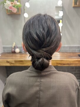 メゾンドムニ 恵比寿(Maison de MUNi) カジュアルなシニヨン