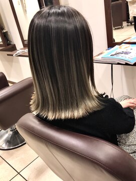 メリー(merry craftsman's factory) バレイヤージュハイライトカラー外国人風切りっぱなしグレージュ