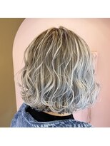 フィッシュ(fish)&nbsp;【ユゲミナミ】外ハネウェーブ×ホワイトハイライト