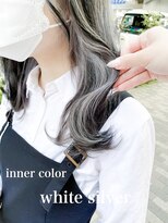 ミシェリー(misherry)&nbsp;ペールベージュインナーカラーホワイトヘアー外ハネミディアム