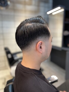 フランクスバーバー アンド ビアークラブ(FRANK'S BARBER and BEER CLUB) ロースキンフェードサイドパートスタイルF