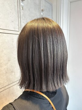 透明感アッシュグレー/切りっぱなしミディアム