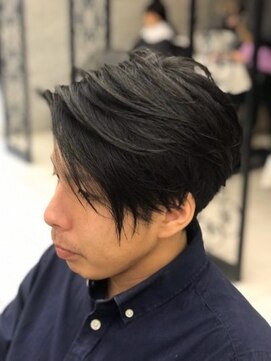 ミーティア バイ クアトロ(Meteor By QUATRO) 黒髪×センターパート