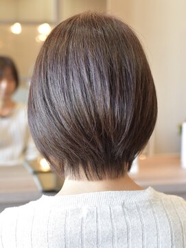 スイ(Sui) タイトな丸みのショート/30代/40代/50代/白髪ぼかしカラー