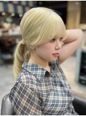 13782ホワイトブロンドくびれヘアレイヤーカットポニーテール