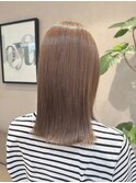 柔らかベージュの艶ストレートボブ