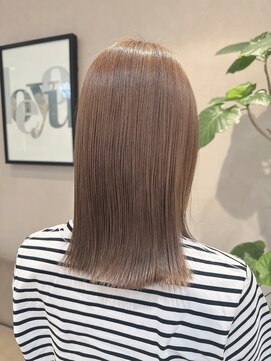 スリー(Three) 柔らかベージュの艶ストレートボブ