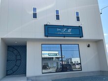 店舗外観、時計の半円をあえて逆にしてあります。