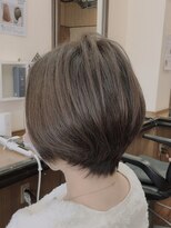 ココ(CO_CO) 前上がり前下がり　耳かけ　小顔　ミックスショート