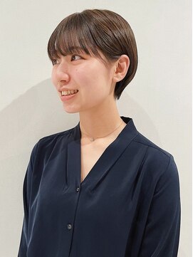 アルシュインプレッション オリーブグレージュ×耳掛けショートボブ