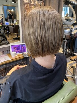 ハイトーンぱつっとボブ