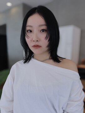 アトロ(Atoro) 暗髪カラー/ウルフカット