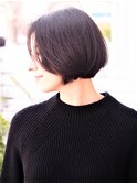 輪郭や首のラインのバランスを見て切りこんだ前下がりボブ