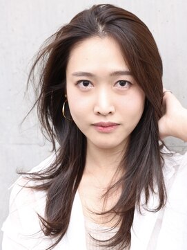 透明感ベージュ×ミディアムレイヤー