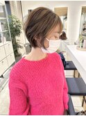 大人かわいいハイライト耳かけ丸みショートボブ